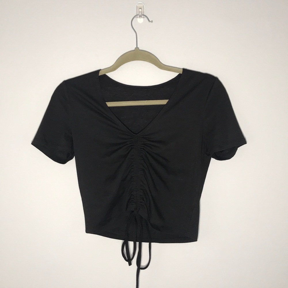 Scrunchie black cropped v-neck